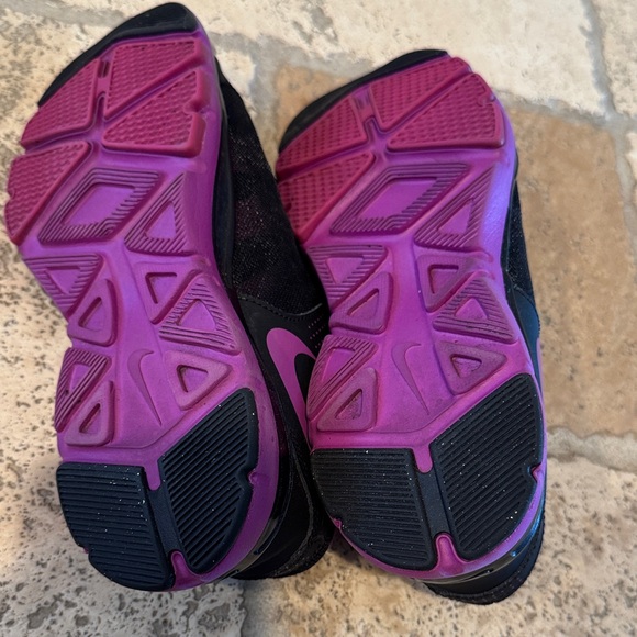 Nike Women's Black and Pink Athletic Shoes - Picture 5 of 7